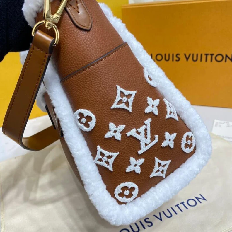 Replica bag Closure s Louis Vuitton On My Side PM Caramel