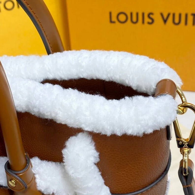 Replica bag Closure s Louis Vuitton On My Side PM Caramel