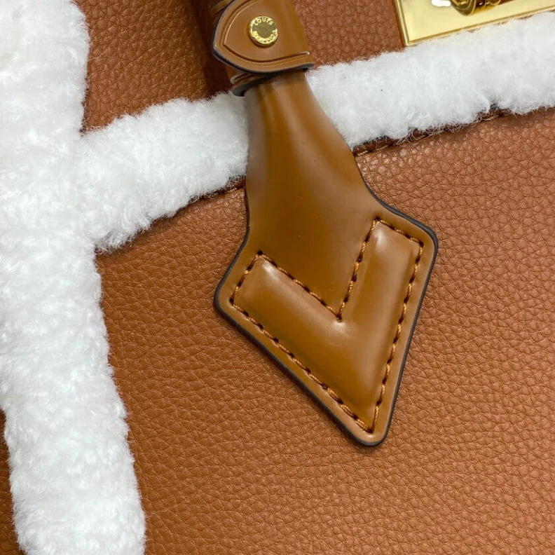 Replica bag Closure s Louis Vuitton On My Side PM Caramel