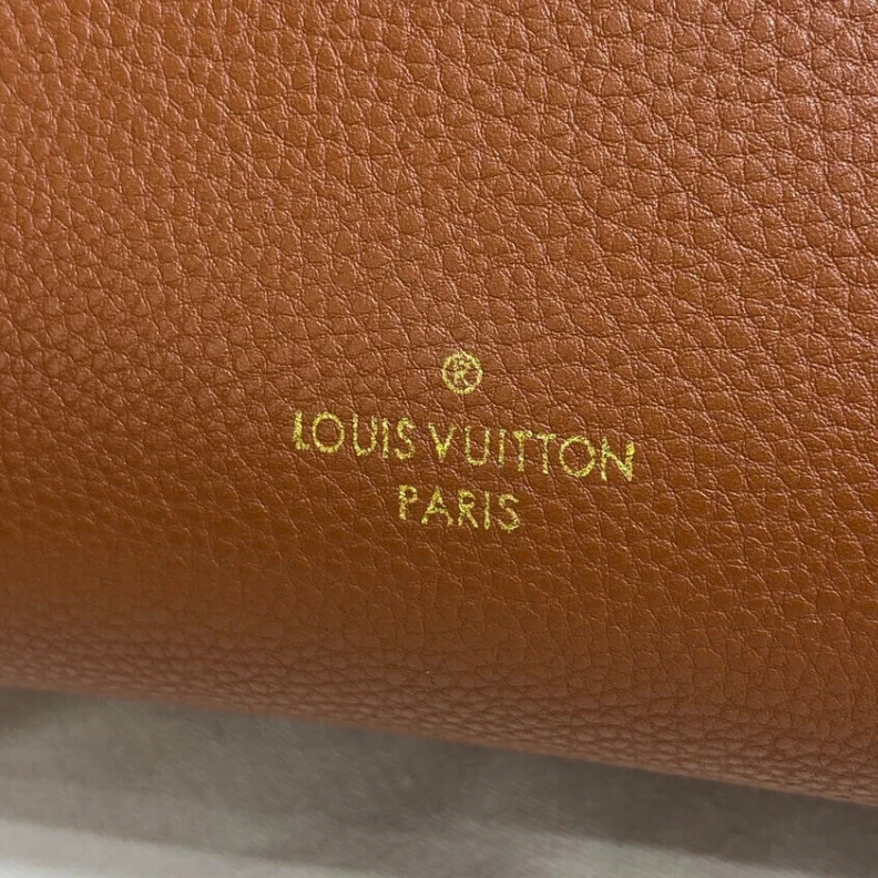 Replica bag Closure s Louis Vuitton On My Side PM Caramel