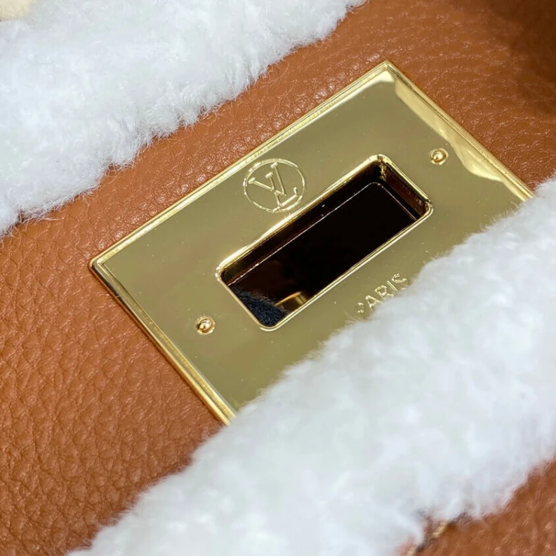 Replica bag Closure s Louis Vuitton On My Side PM Caramel