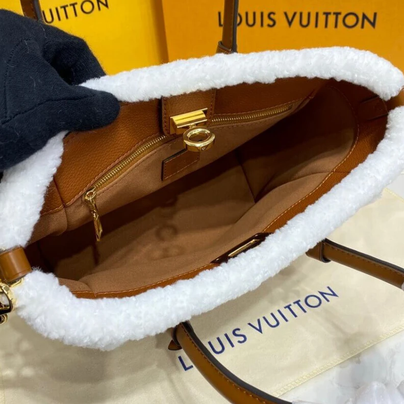 Replica bag Closure s Louis Vuitton On My Side PM Caramel