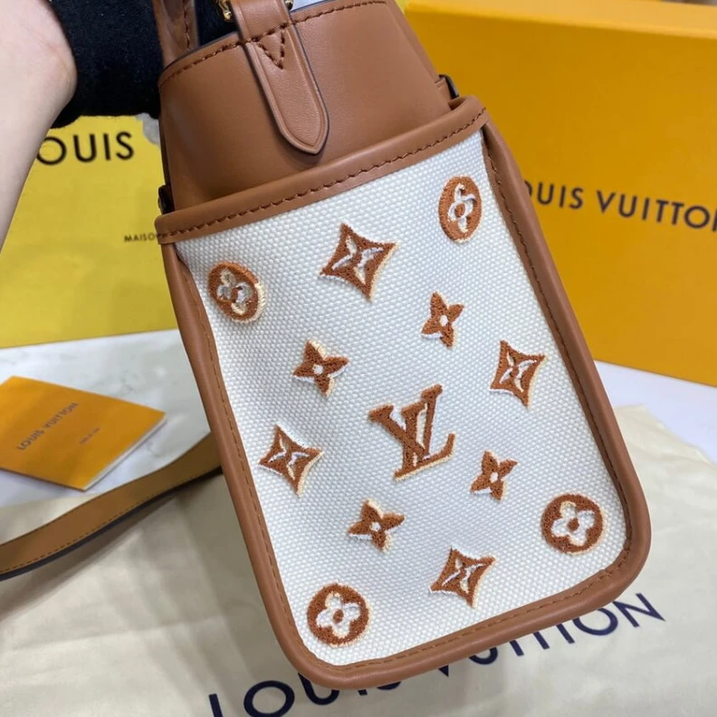 Mythick Flat pock Louis Vuitton On My Side PM