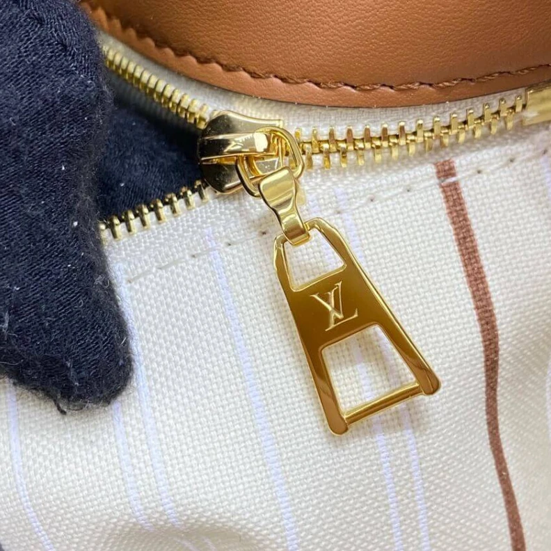 Mythick Flat pock Louis Vuitton On My Side PM