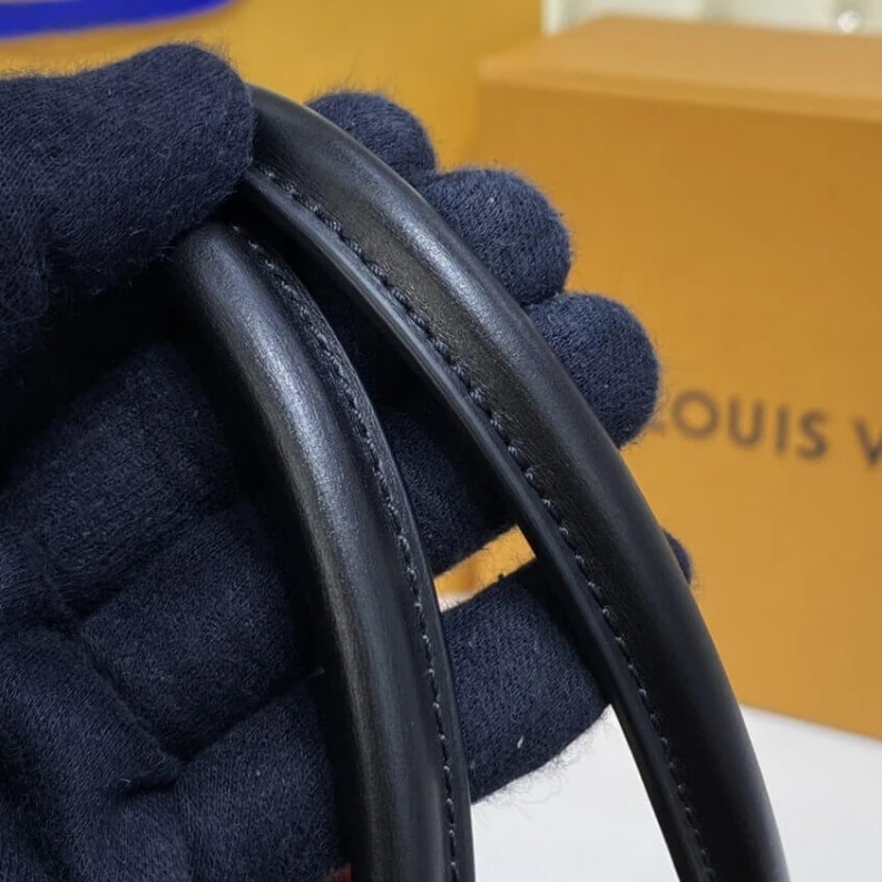 Mythick ru Cowhidele Louis Vuitton Onthego MM