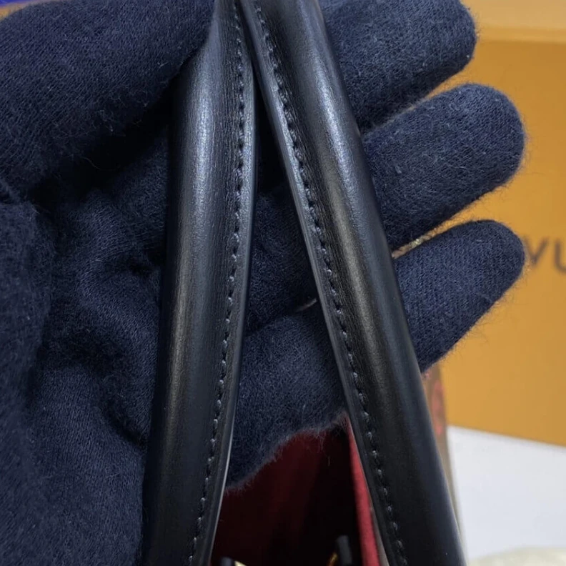 Mythick ru Cowhidele Louis Vuitton Onthego MM