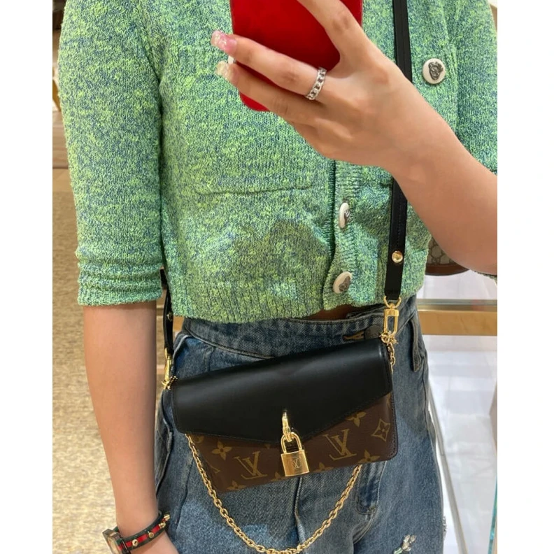 Mythick Belt loop Louis Vuitton Padlock On Strap Black