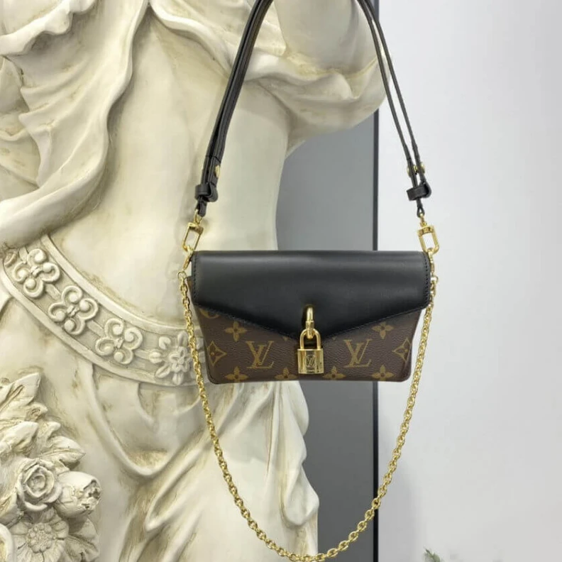 Mythick Belt loop Louis Vuitton Padlock On Strap Black