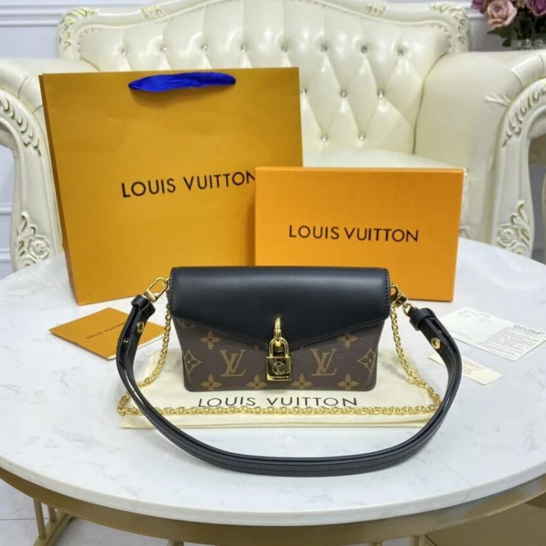 Mythick Belt loop Louis Vuitton Padlock On Strap Black
