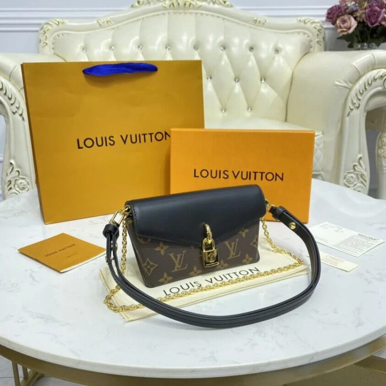 Mythick Belt loop Louis Vuitton Padlock On Strap Black