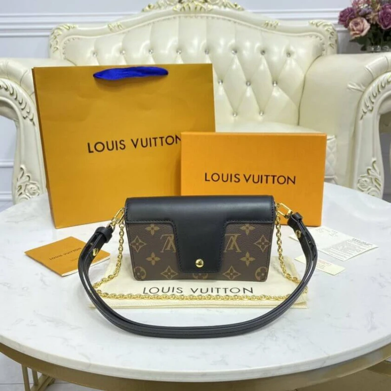 Mythick Belt loop Louis Vuitton Padlock On Strap Black