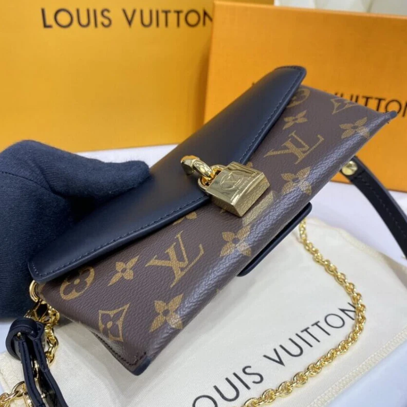 Mythick Belt loop Louis Vuitton Padlock On Strap Black