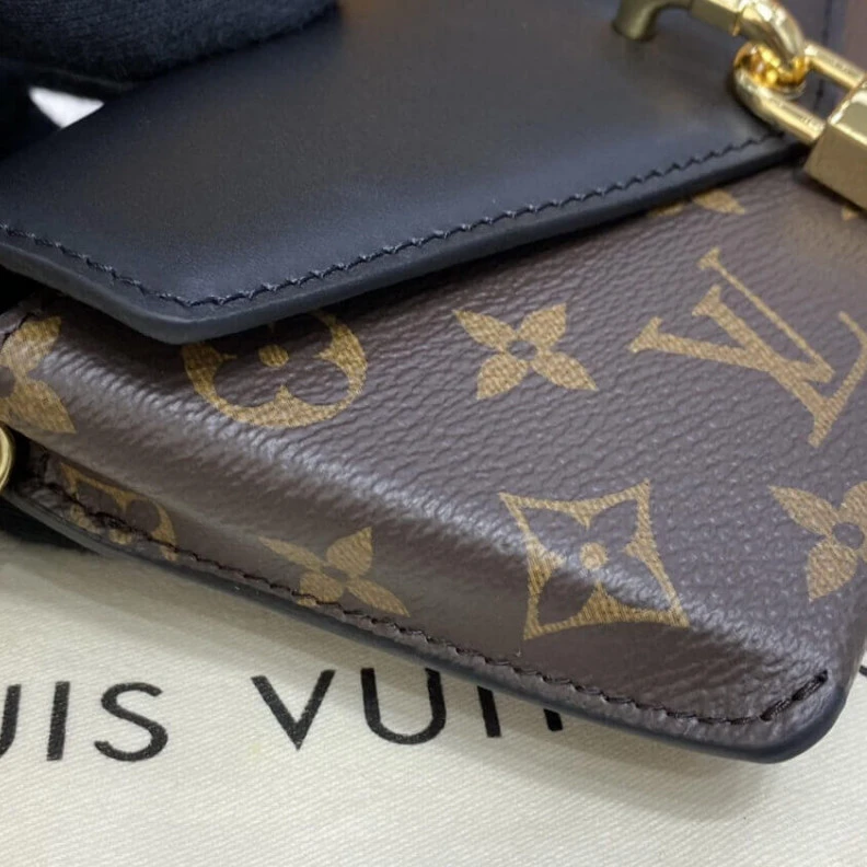 Mythick Belt loop Louis Vuitton Padlock On Strap Black