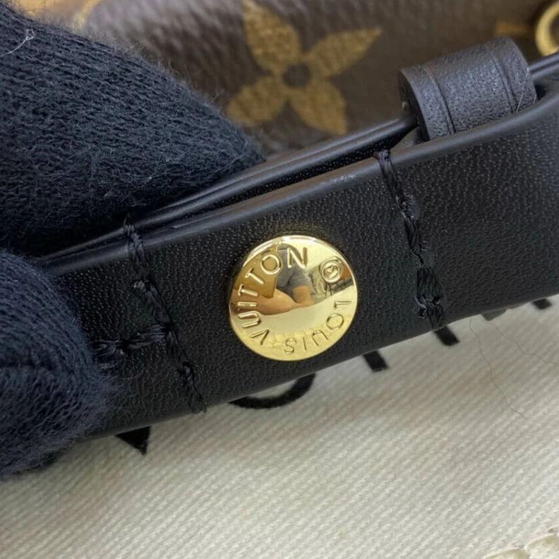 Mythick Belt loop Louis Vuitton Padlock On Strap Black