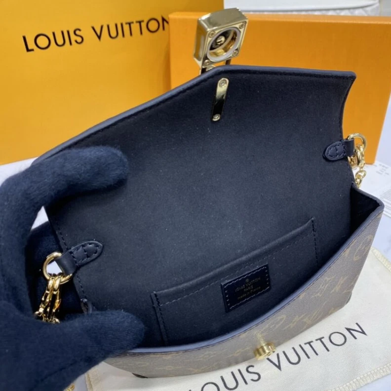 Mythick Belt loop Louis Vuitton Padlock On Strap Black