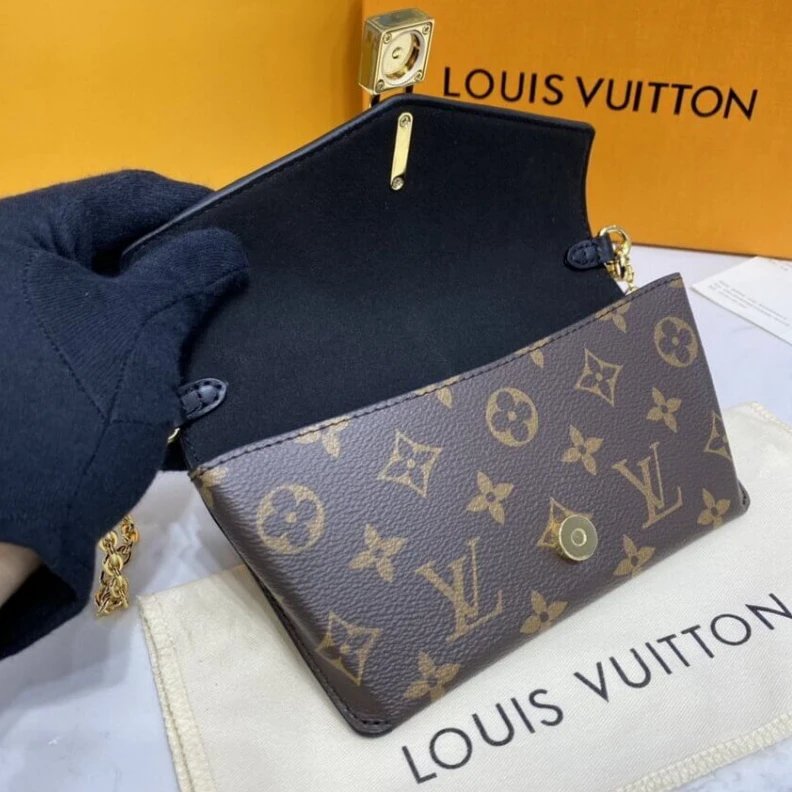 Mythick Belt loop Louis Vuitton Padlock On Strap Black