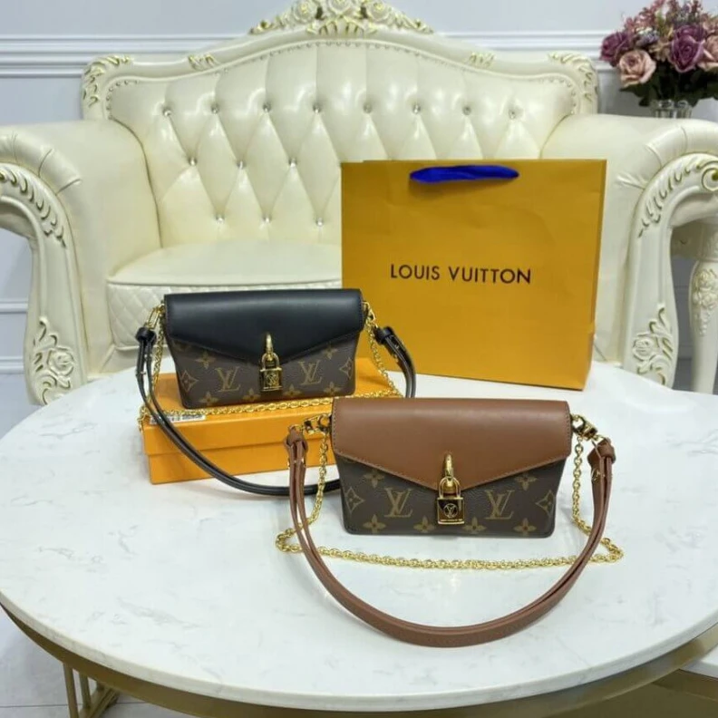 Mythick Belt loop Louis Vuitton Padlock On Strap Black