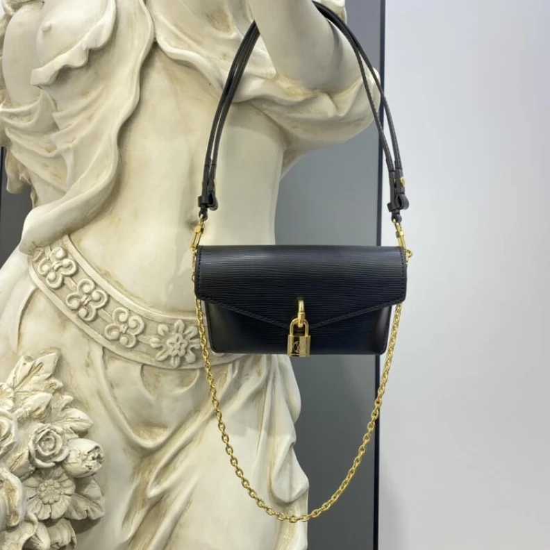 Louis vuitton locations Chain Dro Louis Vuitton Padlock On Strap Black