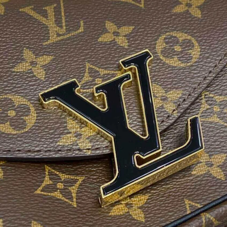 Mythick Smooth co Louis Vuitton Passy Bag