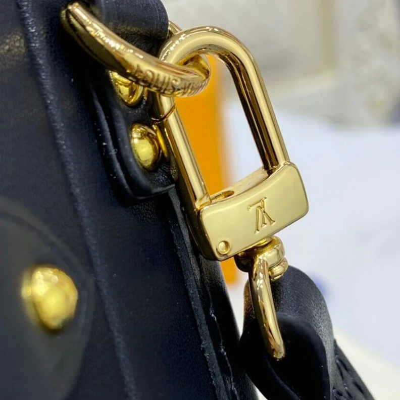 Mythick.ru Sheepskin Louis Vuitton Petite Malle Monogram Metal Bag