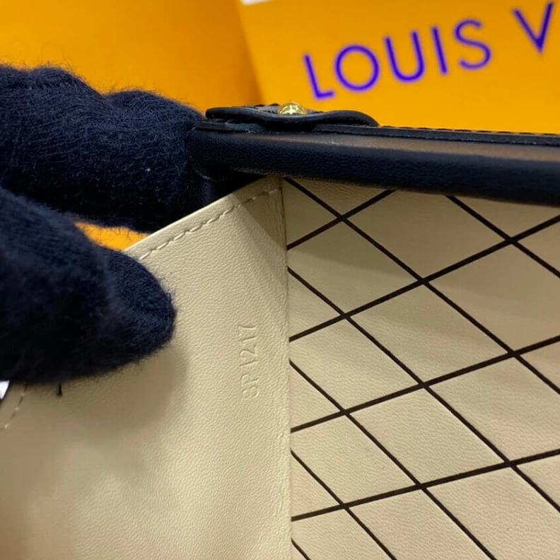 Mythick.ru Sheepskin Louis Vuitton Petite Malle Monogram Metal Bag