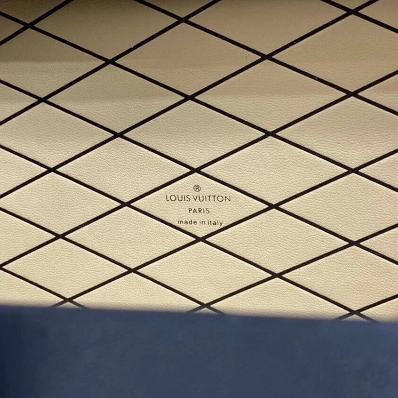 Mythick.ru Sheepskin Louis Vuitton Petite Malle Monogram Metal Bag
