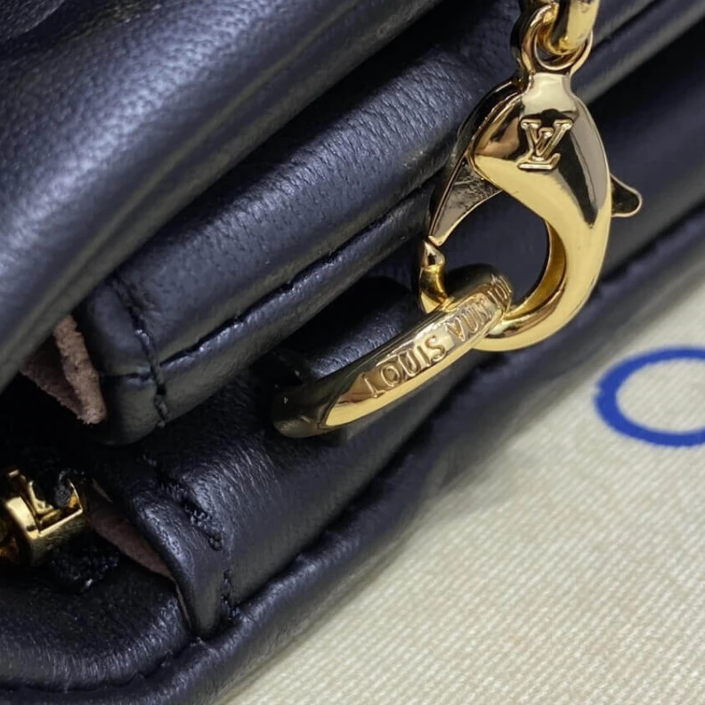 Mythick Chain Dro Louis Vuitton Pochette Coussin Black