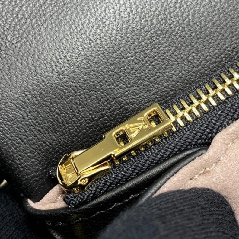 Mythick Chain Dro Louis Vuitton Pochette Coussin Black