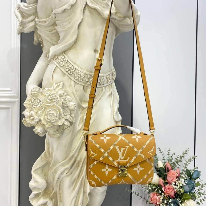 Replica bag Strap: Re Louis Vuitton Pochette Metis Apricot