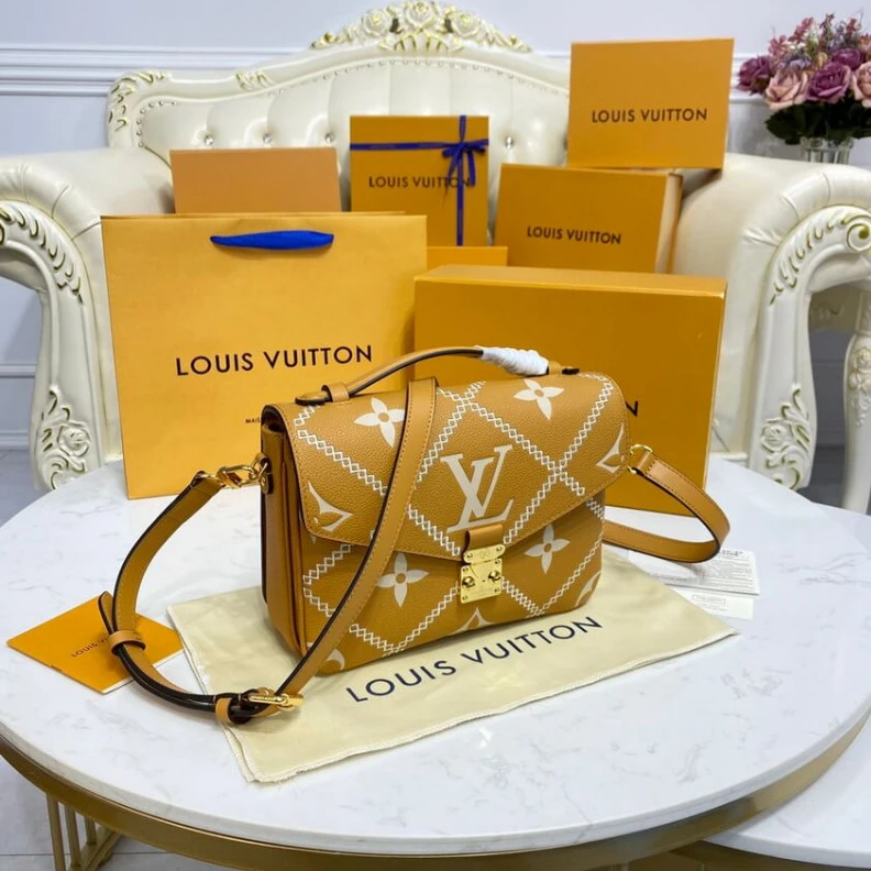 Replica bag Strap: Re Louis Vuitton Pochette Metis Apricot