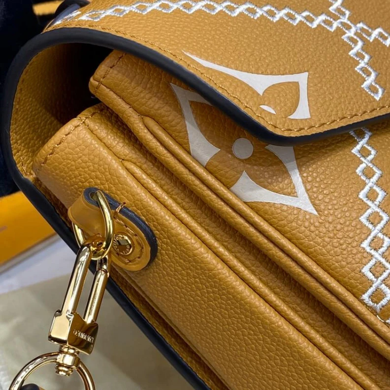 Replica bag Strap: Re Louis Vuitton Pochette Metis Apricot