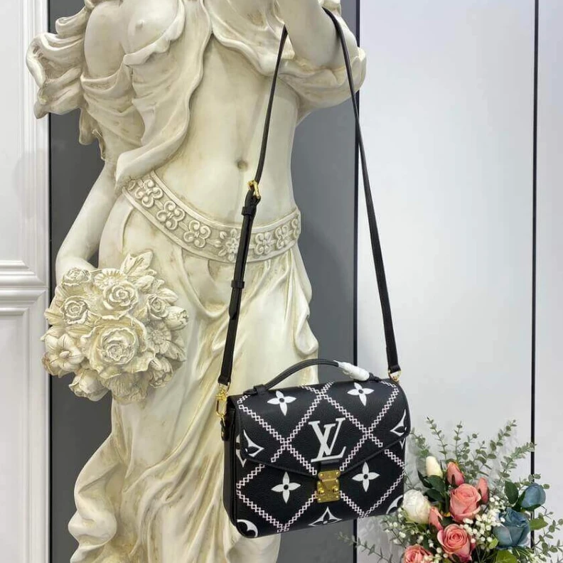 Mythick Signature Louis Vuitton Pochette Metis Black