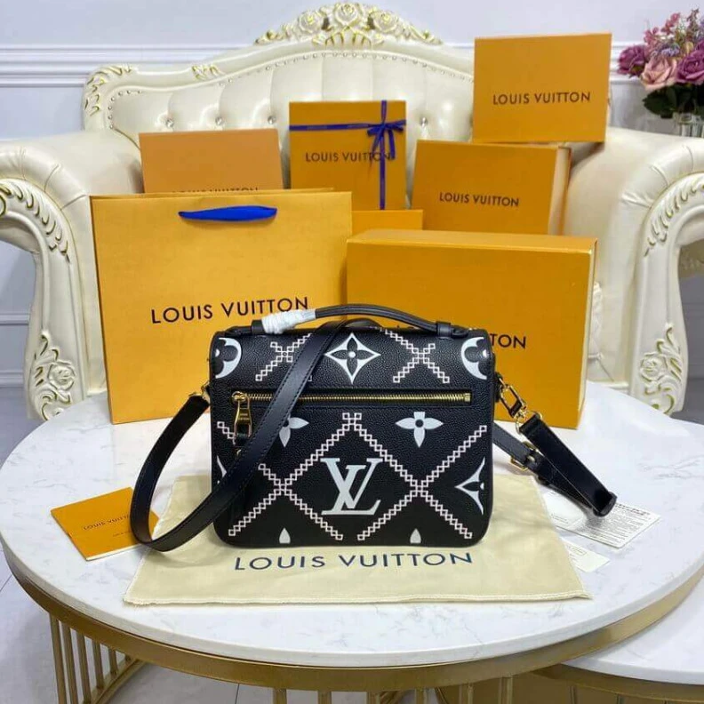 Mythick Signature Louis Vuitton Pochette Metis Black