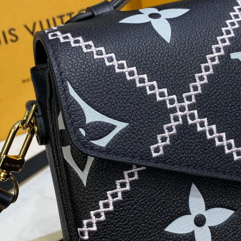 Mythick Signature Louis Vuitton Pochette Metis Black