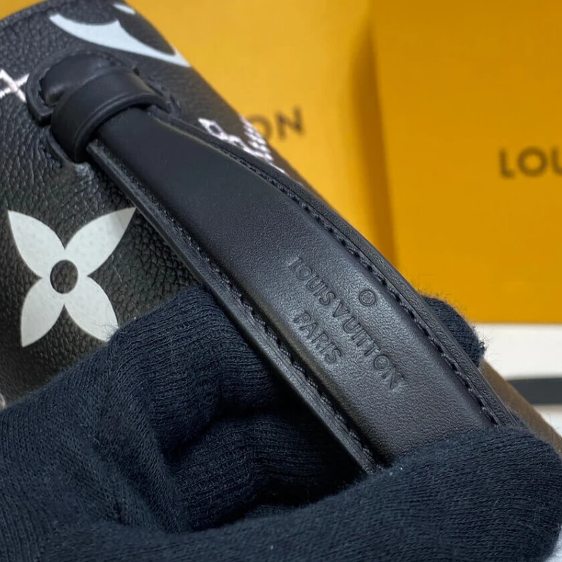 Mythick Signature Louis Vuitton Pochette Metis Black