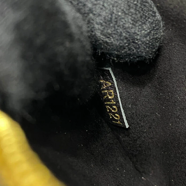 Mythick Signature Louis Vuitton Pochette Metis Black