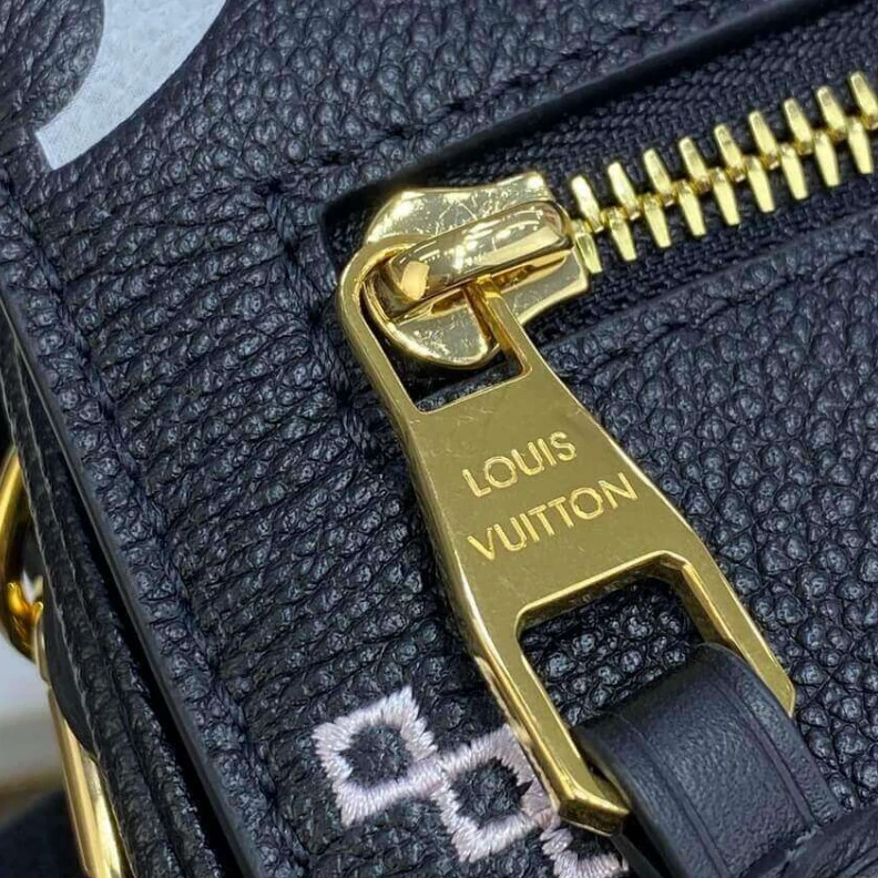 Mythick Signature Louis Vuitton Pochette Metis Black