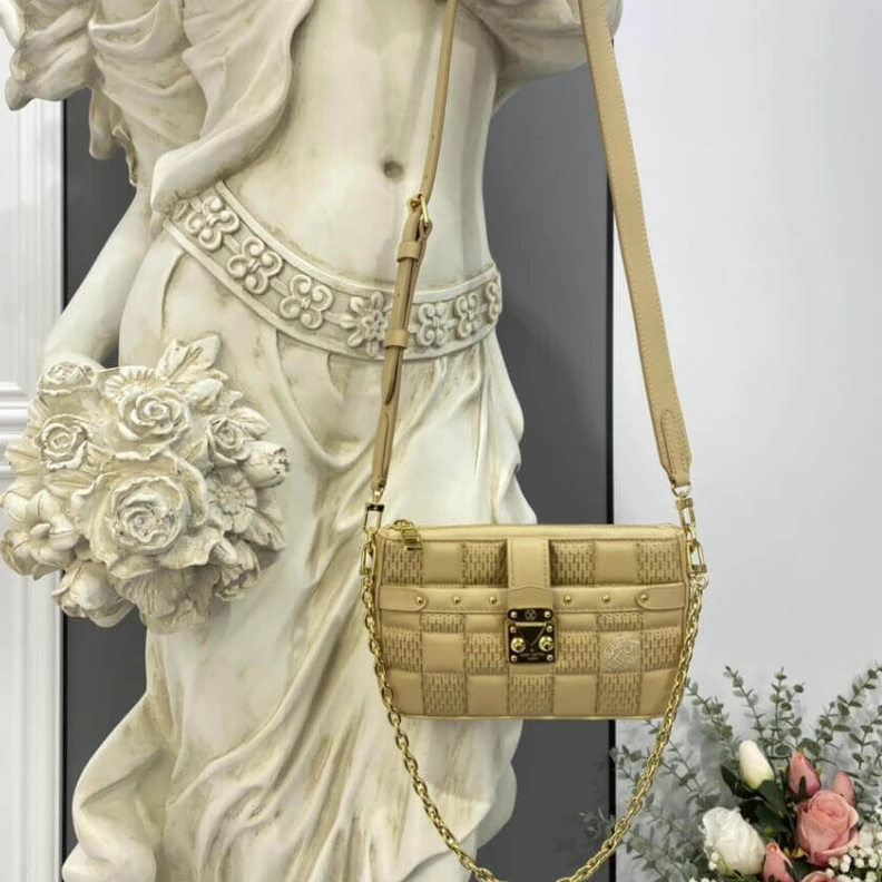 Top lv Goldcolor Louis Vuitton Pochette Troca Beige