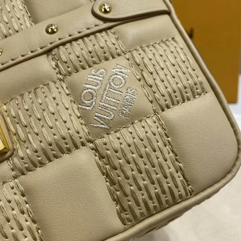 Top lv Goldcolor Louis Vuitton Pochette Troca Beige