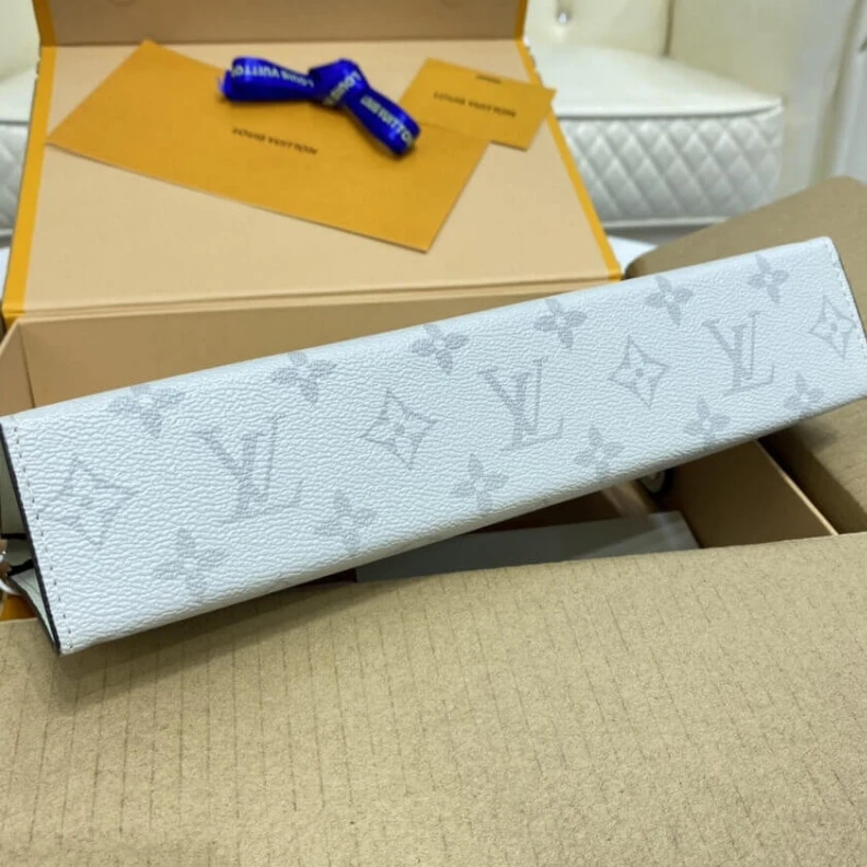 Mythick ru 6 card sl Louis Vuitton Pochette Voyage MM Antarctica