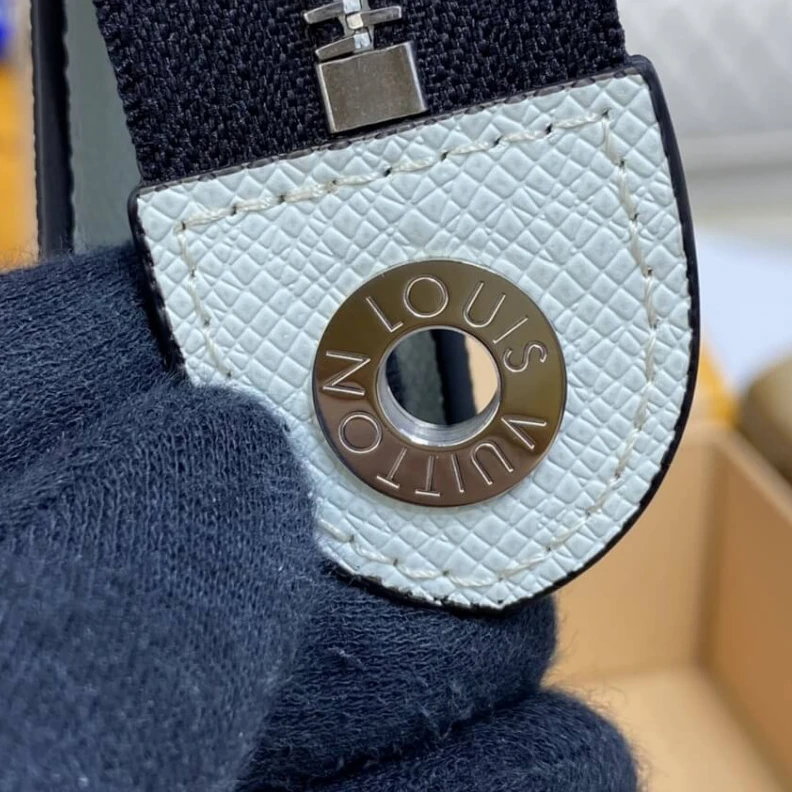 Mythick ru 6 card sl Louis Vuitton Pochette Voyage MM Antarctica