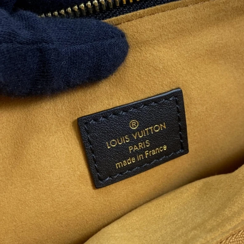 Mythick Longueur Louis Vuitton Sac Coussin MM