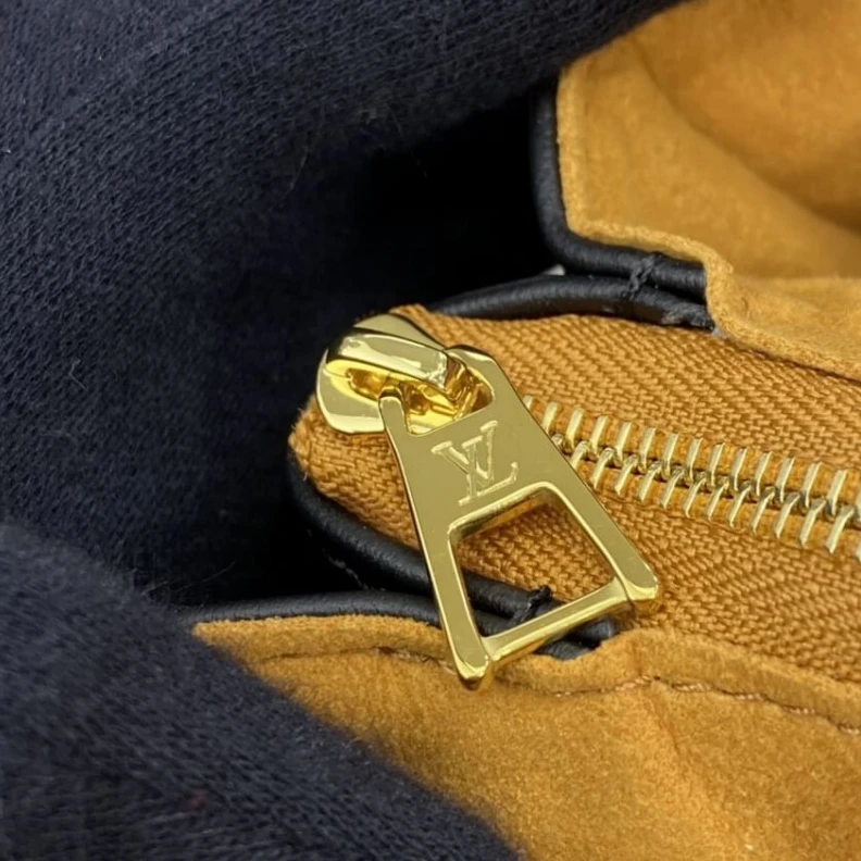Mythick Longueur Louis Vuitton Sac Coussin MM