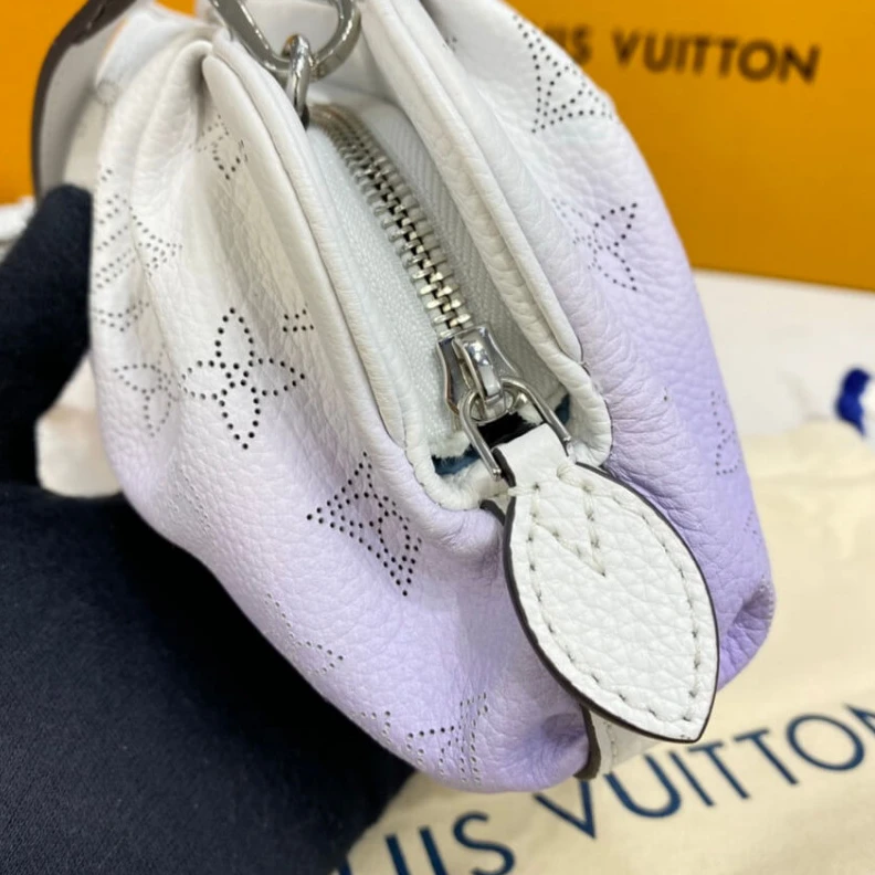 Mythick Mahina pe Louis Vuitton Scala Mini Pouch Gradient Purple Mahina Leather