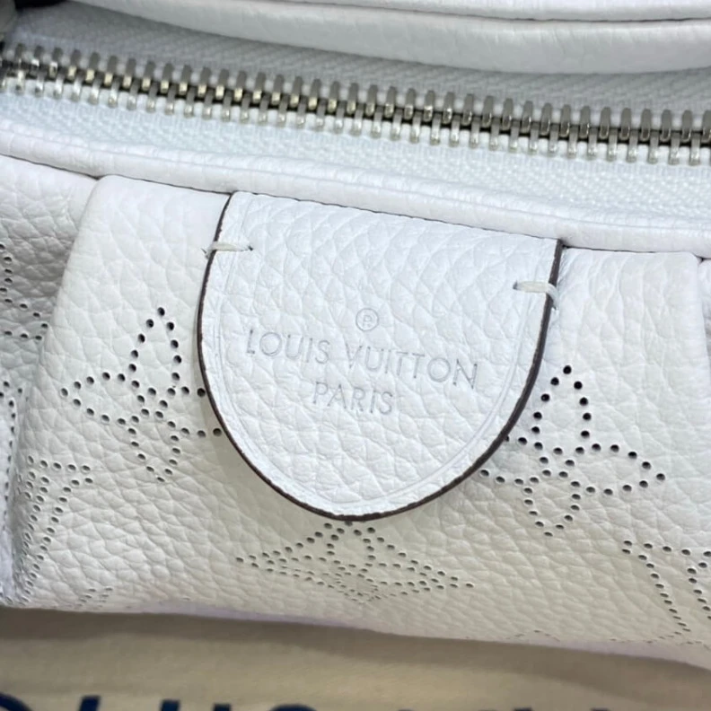 Mythick Mahina pe Louis Vuitton Scala Mini Pouch Gradient Purple Mahina Leather