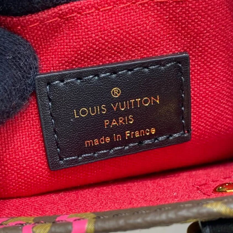 Top lv Goldcolor Louis Vuitton Signature Drawn Petit Sac Plat