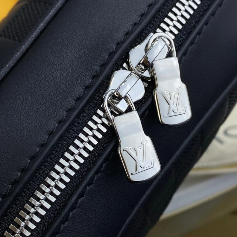 Mythick Silvercol Louis Vuitton Sirius Messenger