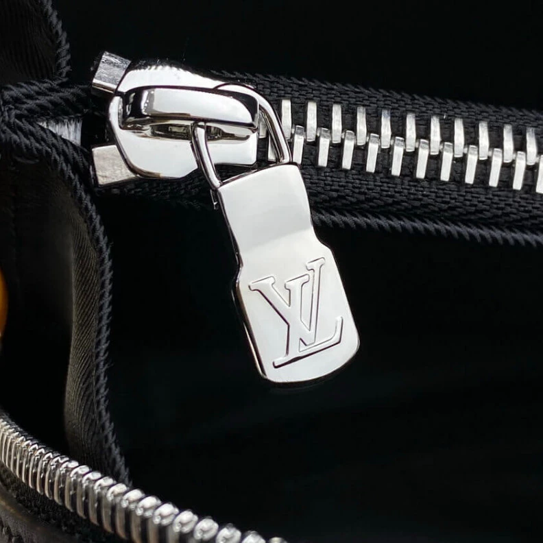 Mythick Silvercol Louis Vuitton Sirius Messenger