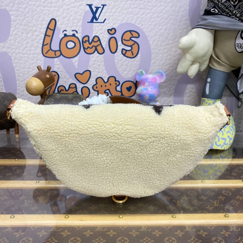 Mythick Cream Bro Louis Vuitton Ski Shearling Bumbag
