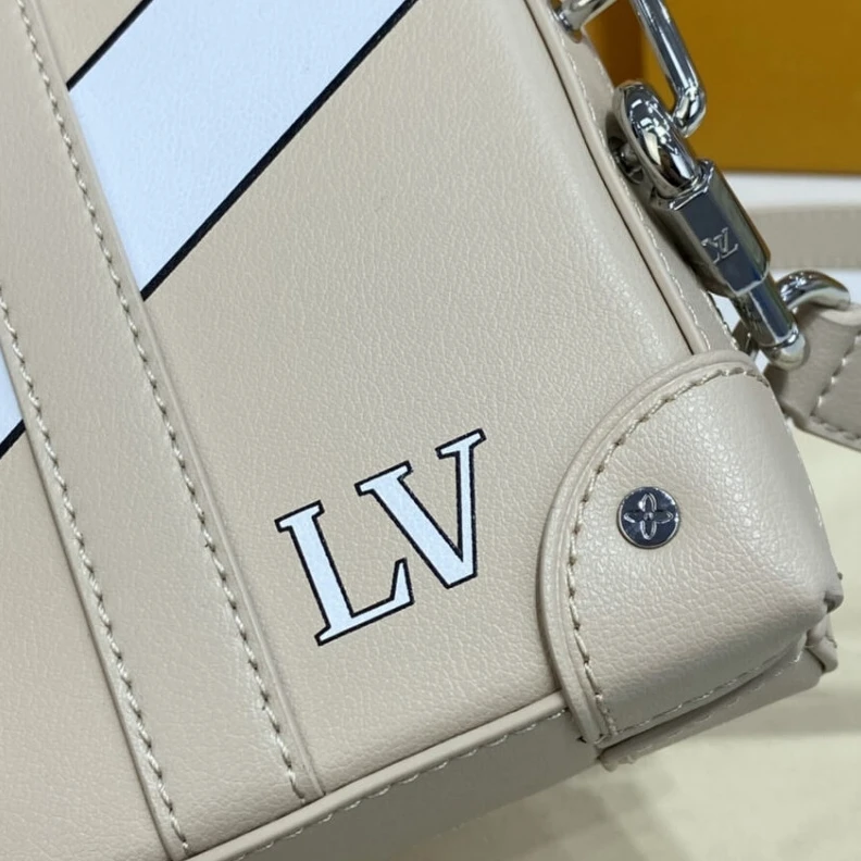 Louis vuitton locations Cowhidele Louis Vuitton Soft Trunk Wallet Cream